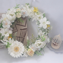 ガーベラとラナンキュラスのフラワーリース(25cm)イエロー×ホワイト 2枚目の画像