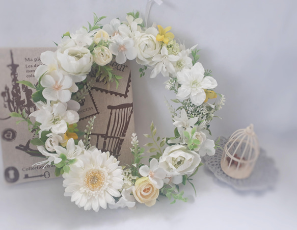 ガーベラとラナンキュラスのフラワーリース(25cm)イエロー×ホワイト 2枚目の画像