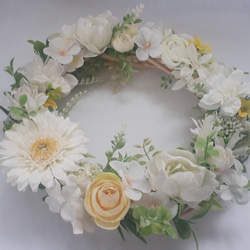 ガーベラとラナンキュラスのフラワーリース(25cm)イエロー×ホワイト 5枚目の画像