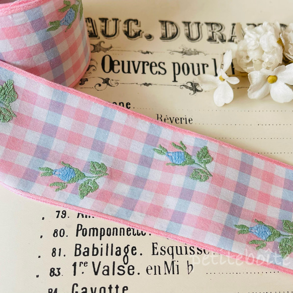 フランスのヴィンテージ刺繍リボン・ピンクと水色のチェックに水色のお花50cm 1枚目の画像