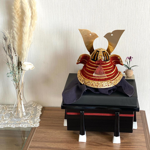端午の節句用　兜 五月人形 端午の節句 兜飾り 竹雀タガネ彫5号兜 櫃飾り(赤糸縅兜鎌倉