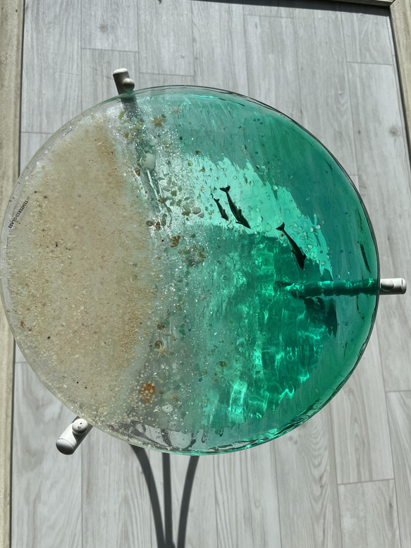 新色　エメラルドグリーンの海　夜光虫ホワイトビーチ　イルカの親子　ガラスサイドテーブル丸 〜Minamo〜 7枚目の画像