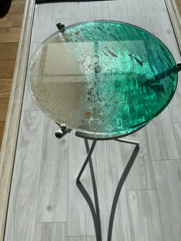 新色　エメラルドグリーンの海　夜光虫ホワイトビーチ　イルカの親子　ガラスサイドテーブル丸 〜Minamo〜 9枚目の画像