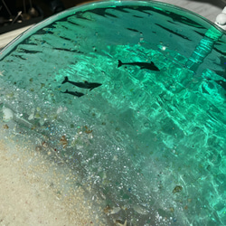 新色　エメラルドグリーンの海　夜光虫ホワイトビーチ　イルカの親子　ガラスサイドテーブル丸 〜Minamo〜 4枚目の画像