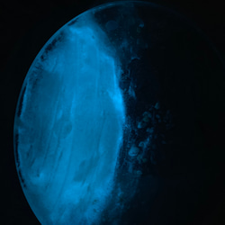 新色　エメラルドグリーンの海　夜光虫ホワイトビーチ　イルカの親子　ガラスサイドテーブル丸 〜Minamo〜 8枚目の画像