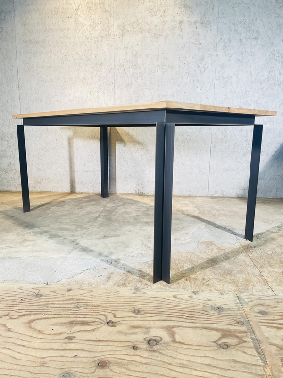 アイアンダイニングテーブル　天板無垢杉板　節あり 1枚目の画像