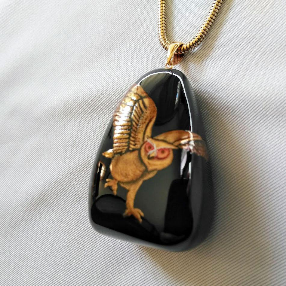 ペンダント「梟と月」　木製漆塗　桐箱入