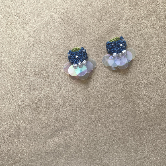 | 茷 | 耳針/耳夾 | 手刺繡三角耳環 - Bubble 第3張的照片