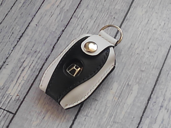 チルチル キーホルダーカバー 白革 2022年2月新作】HONDA 新型 VEZEL (ｳﾞｪｾﾞﾙ)用 本革ｽﾏｰﾄｷｰｹｰｽ (白革×黒