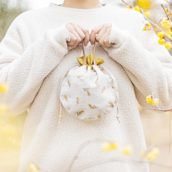 《受注制作》空舞うミモザ刺繍 まあるい巾着ポーチ  手刺繍 巾着バッグ 4枚目の画像