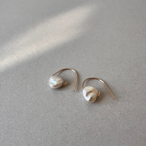 琵琶湖パール＊こぼれる雫ピアス ピアス（その他） hitori 通販