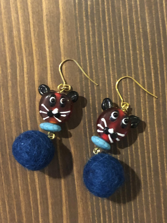 s】ピアス 白黒猫とフェルトボール ガラスビーズ HTA-4 ピアス（フック  