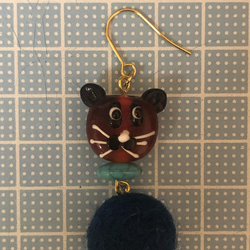 s】ピアス 白黒猫とフェルトボール ガラスビーズ HTA-4 ピアス（フック  