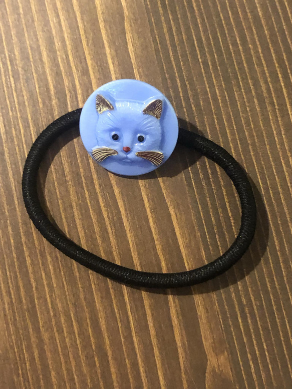 【s】ヘアゴム 猫のチェコガラスボタン 青色　HTA-12 1枚目の画像