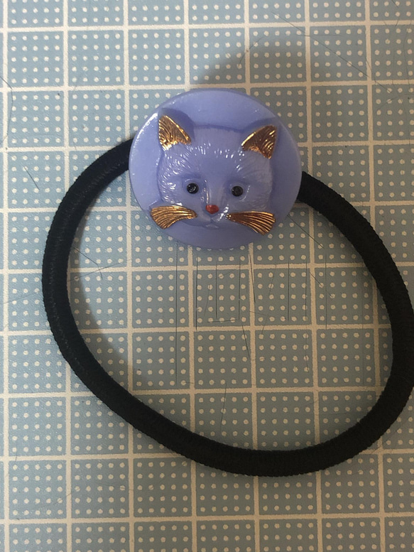 【s】ヘアゴム 猫のチェコガラスボタン 青色　HTA-12 2枚目の画像