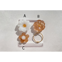 ミルク色　オレンジティー色のお花のリング　指輪 2枚目の画像
