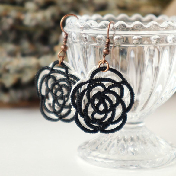 OYA Tatting lace earrings [OPEN ROSE] Black & White 第3張的照片