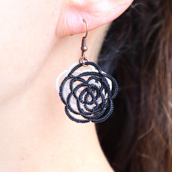 OYA Tatting lace earrings [OPEN ROSE] Black & White 第2張的照片