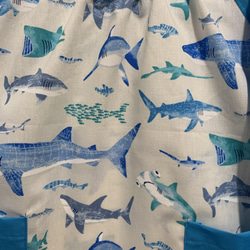 サメがいっぱいなスモック ホワイト×ライトブルー 長袖 110 男の子 2枚目の画像