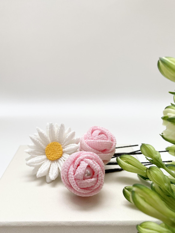 つまみ細工 薔薇のおめかしベビークリップ 春色 Pastelcolor つまみ細工 玉薔薇とマーガレットの髪飾り パステルカラー 洋風