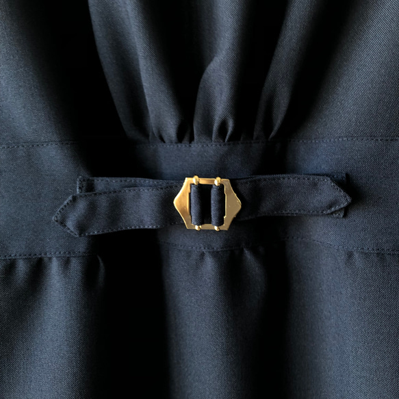 ネイビーのジャンパースカート(サロペットスカート)【フォーマル/紺/肩パールボタン】 5枚目の画像