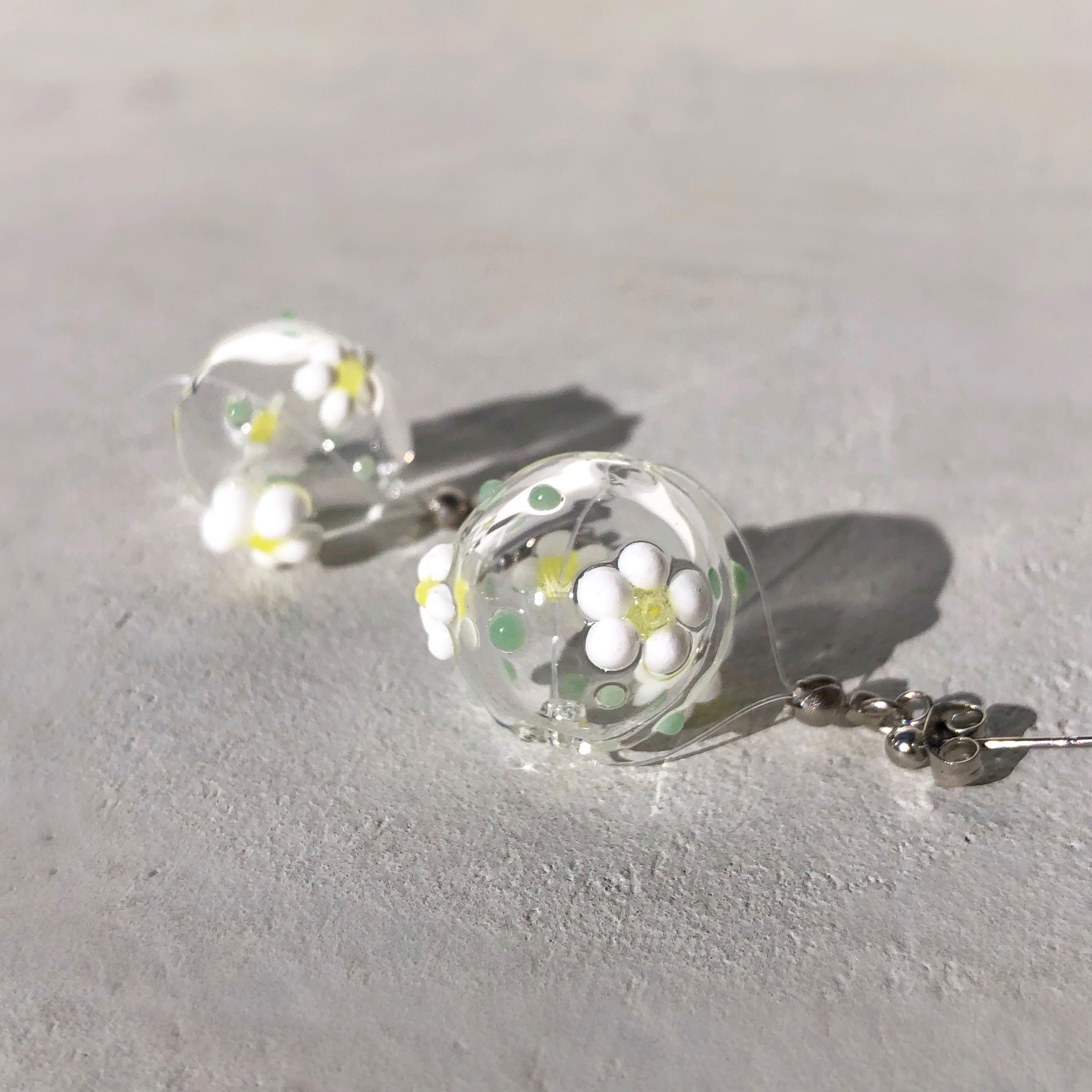 ガラスのお花のボールピアス　イヤリング（受注制作）ガラスアクセサリー