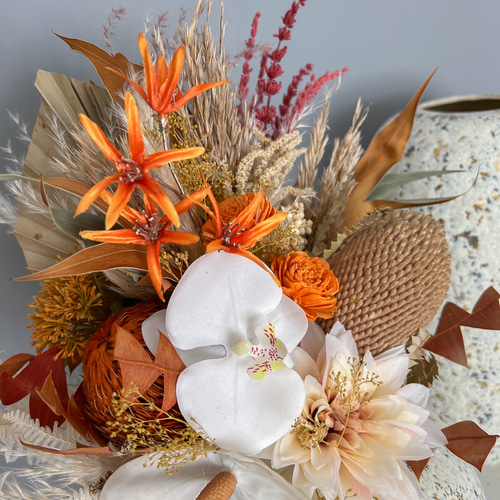 トレンドカラー】テラコッタオレンジとのホワイトベージュウェディング