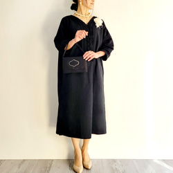 【即納】普段着とオケージョン両方使えるブラックフリルワンピース　透け感のないコットンリネン 2枚目の画像