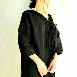 【即納】普段着とオケージョン両方使えるブラックフリルワンピース　透け感のないコットンリネン 4枚目の画像