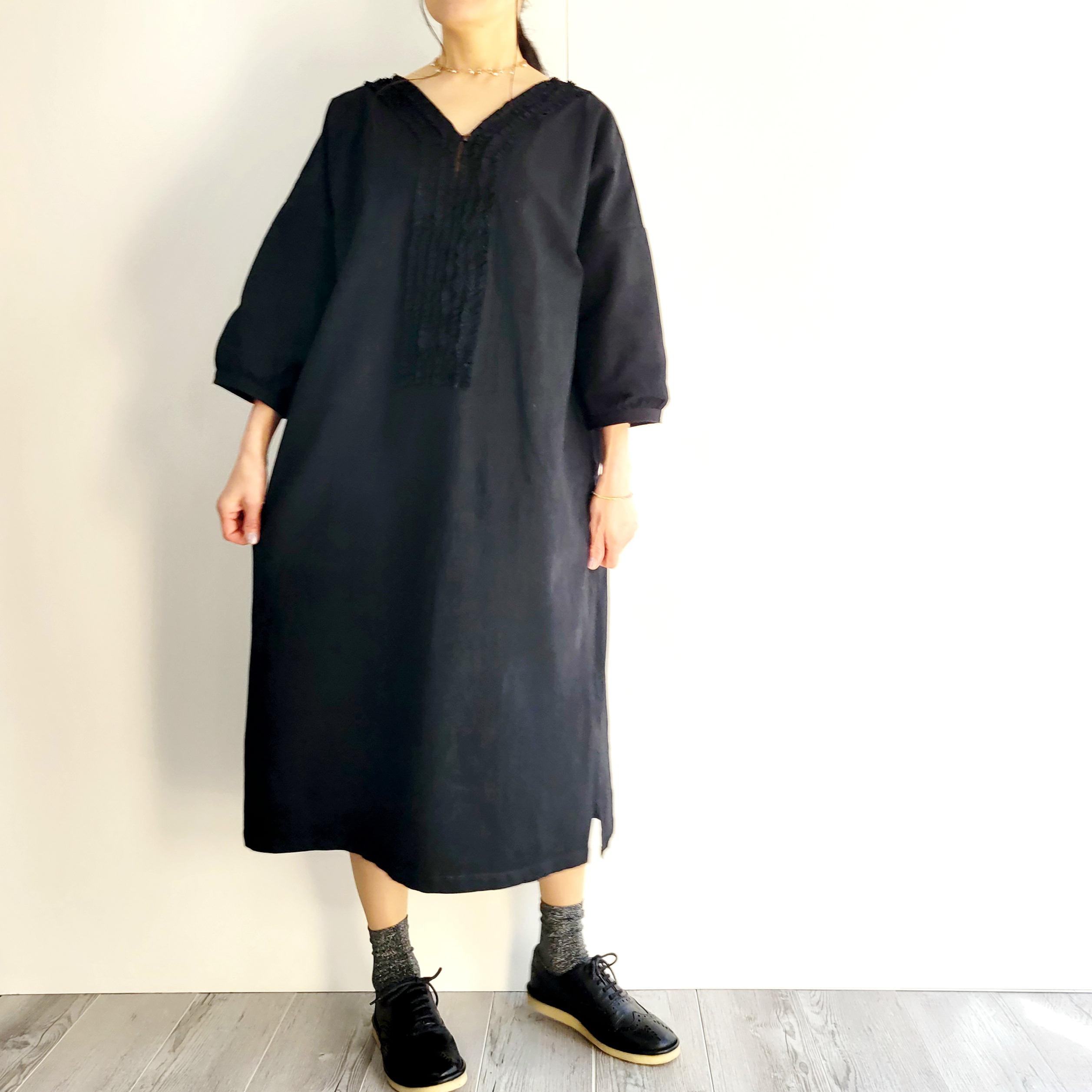 【即納】普段着とオケージョン両方使えるブラックフリルワンピース　透け感のないコットンリネン