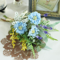 ブルースカビオサとラベンダー、ミモザのスワッグ☆アーティフィシャルフラワーの花束です（造花スワッグ） 11枚目の画像