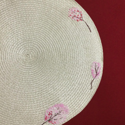 丸型 桜の花の手刺繍ランチョンマット 2枚目の画像