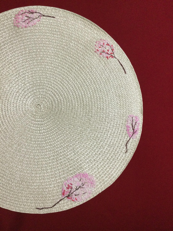 丸型 桜の花の手刺繍ランチョンマット 2枚目の画像