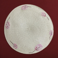丸型 桜の花の手刺繍ランチョンマット 1枚目の画像
