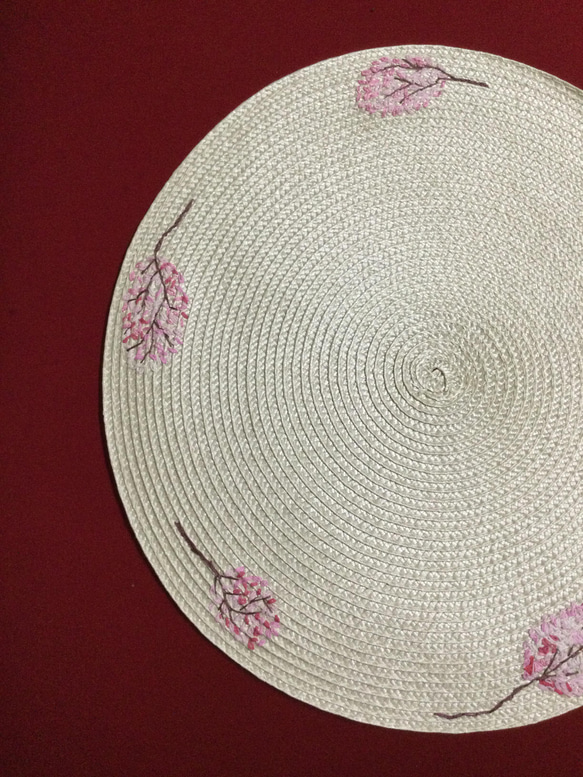 丸型 桜の花の手刺繍ランチョンマット 3枚目の画像