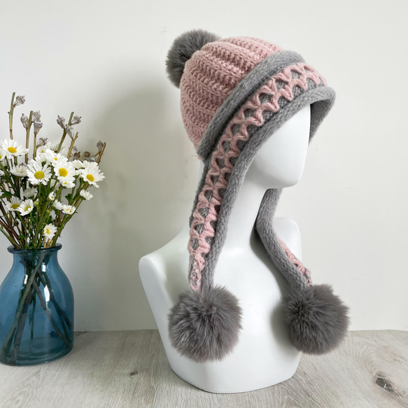 新色】グレーxピンク 編み物 防寒 秋冬 耳当て付きニット帽子 ポンポン