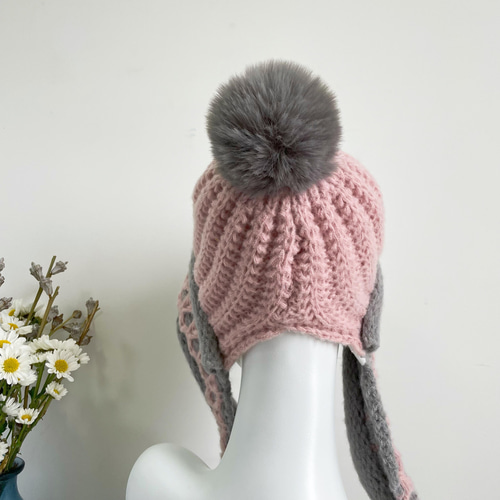 新色】グレーxピンク 編み物 防寒 秋冬 耳当て付きニット帽子 ポンポン