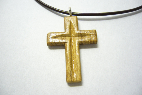 チークの木製クロス・ネックレス「Jesus」 1枚目の画像