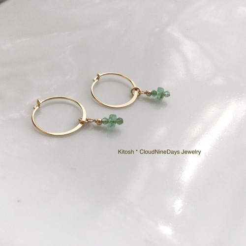 緑が美しい天然エメラルドのミニマルピアス ※マルカンへ変更可