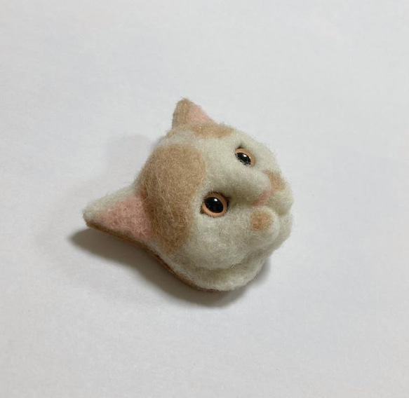 羊毛フェルト 猫ブローチ クリームブチ 3枚目の画像