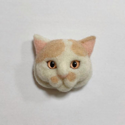 羊毛フェルト 猫ブローチ クリームブチ 1枚目の画像