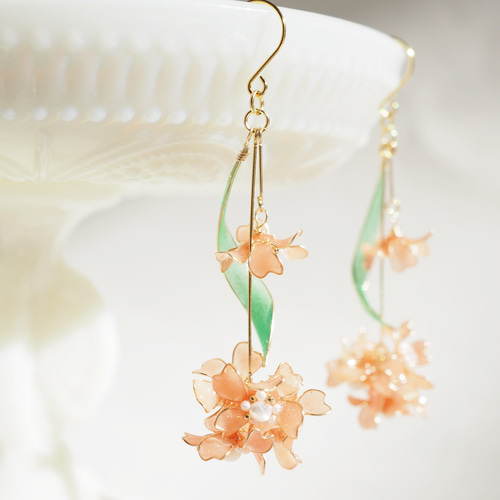 揺れるコーラルピンクの花とウェーブリーフのピアス・イヤリング 