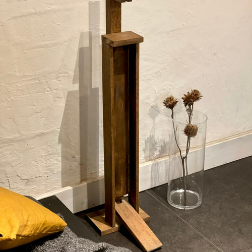 足踏み式の木製アルコールスタンド