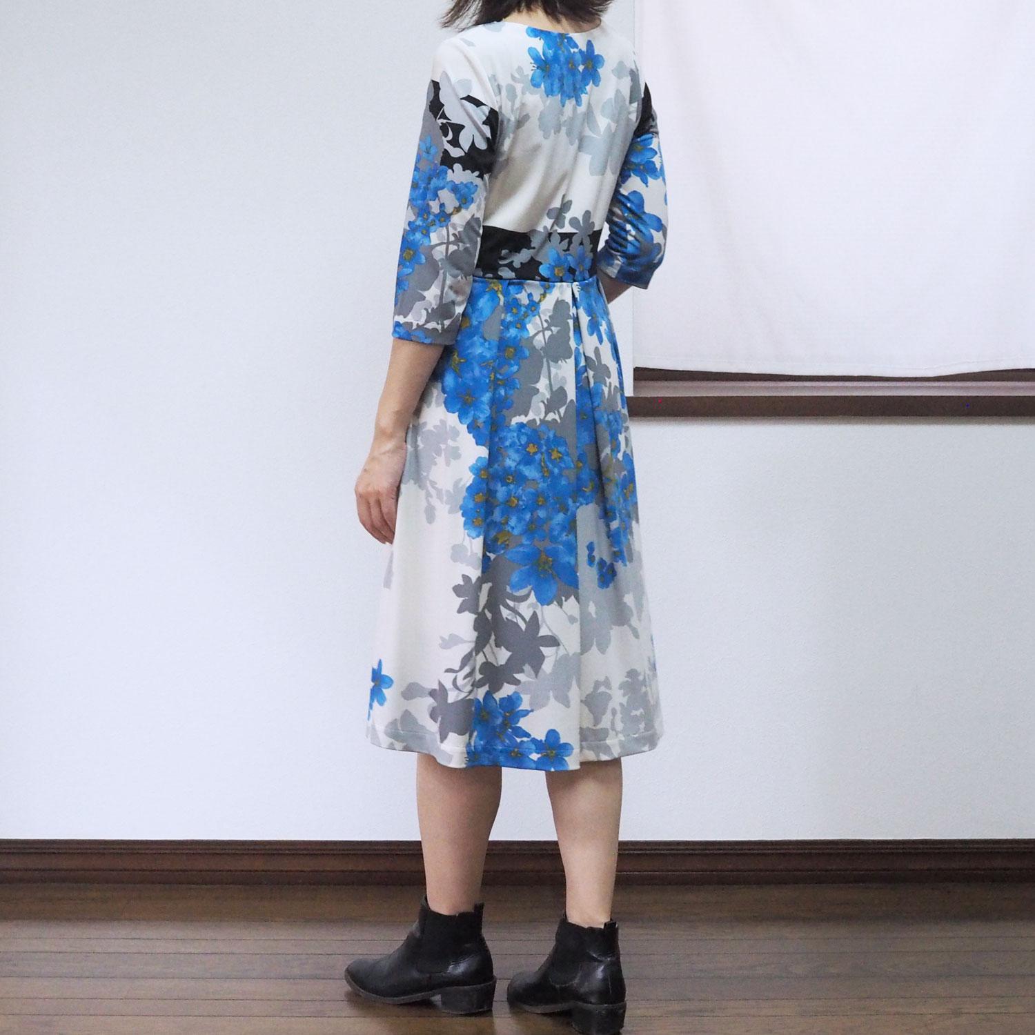【受注制作】アーミッシュ風シンプルワンピース◇パネル柄・ブルーフラワー（薄手生地）