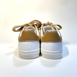 リボン風の太目な靴紐がポイント！ベージュ x ホワイトのバイカラースニーカーβ(22.5cm 〜 25.0cm) 2枚目の画像