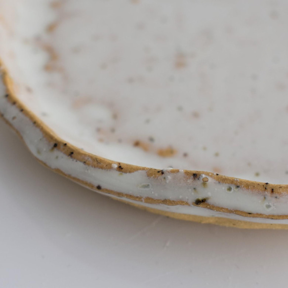 縁がなみなみした丸いプレート小皿　黄御影土×チタンマット釉 7枚目の画像