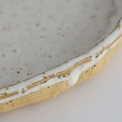 縁がなみなみした丸いプレート大皿　黄御影土×チタンマット釉 8枚目の画像