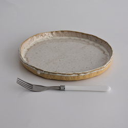 縁がなみなみした丸いプレート大皿　黄御影土×チタンマット釉 1枚目の画像