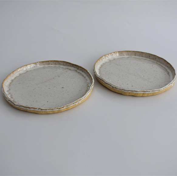 縁がなみなみした丸いプレート大皿　黄御影土×チタンマット釉 9枚目の画像