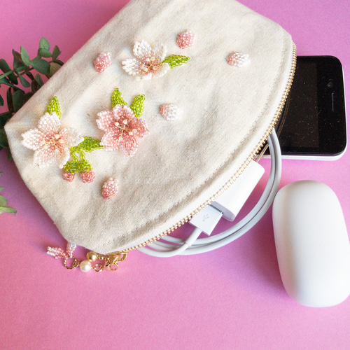 桜の立体ビーズ刺繍ポーチ[母の日におすすめ] ポーチ うさの